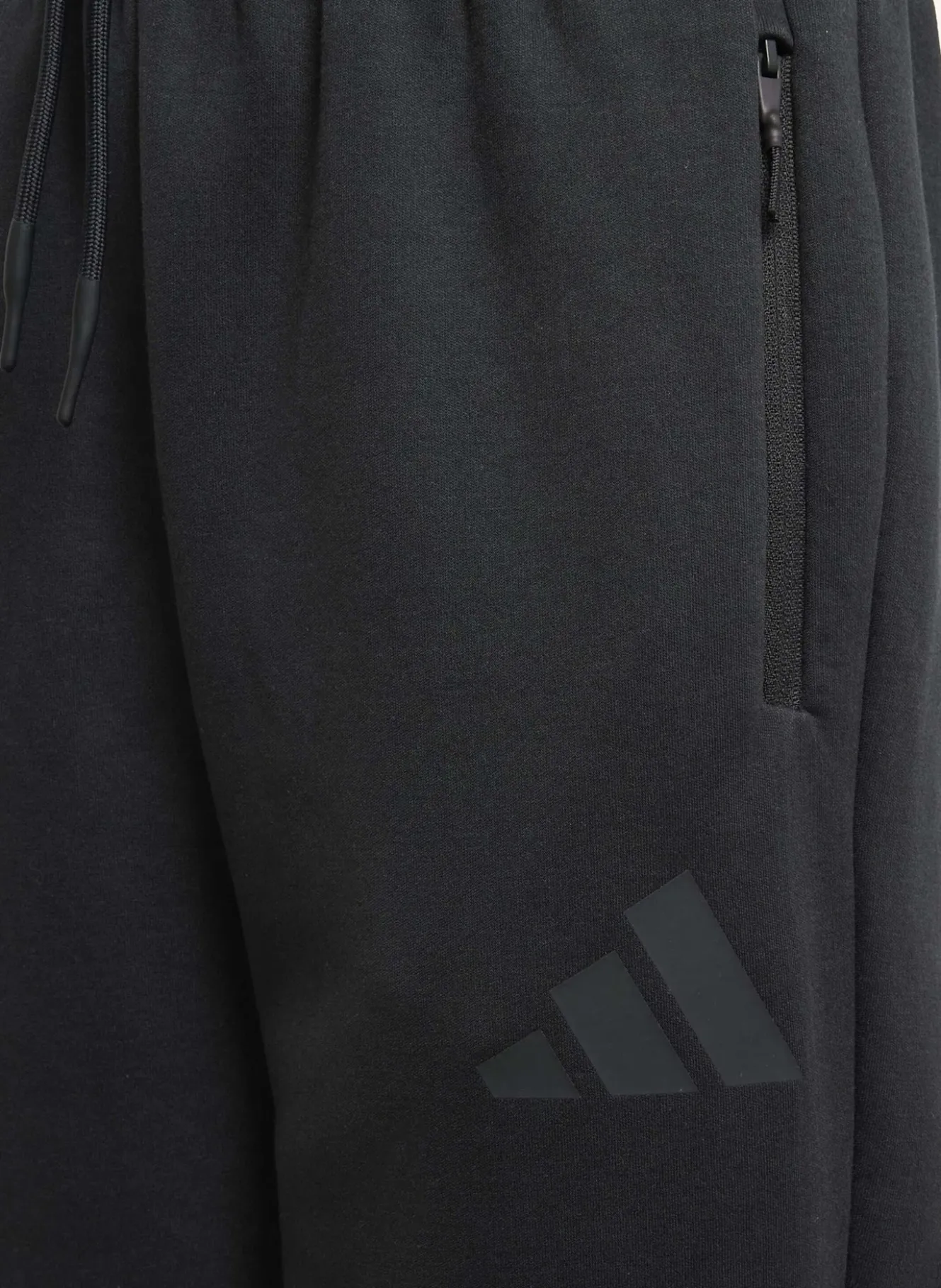 ADIDAS Z.N.E. HOSE MIT SCHMAL ZULAUFENDER BEINFORM
