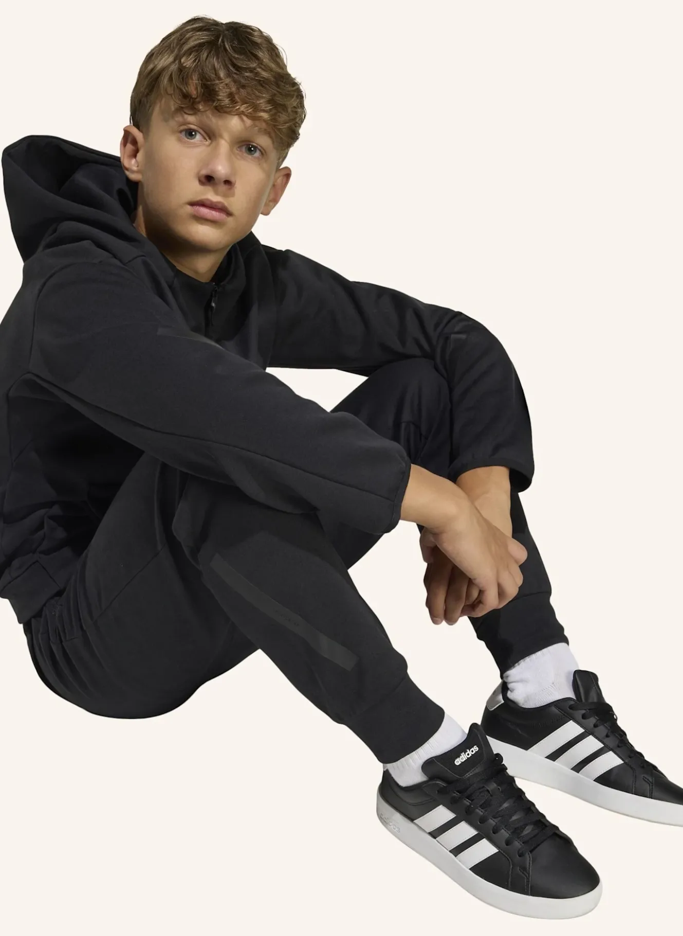 ADIDAS Z.N.E. HOSE MIT SCHMAL ZULAUFENDER BEINFORM