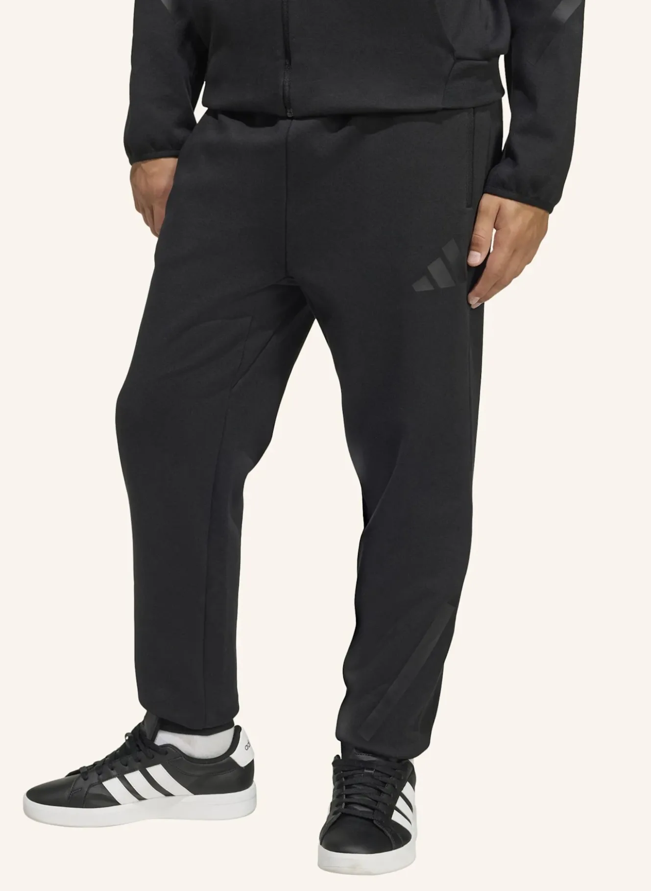 ADIDAS Z.N.E. HOSE MIT SCHMAL ZULAUFENDER BEINFORM