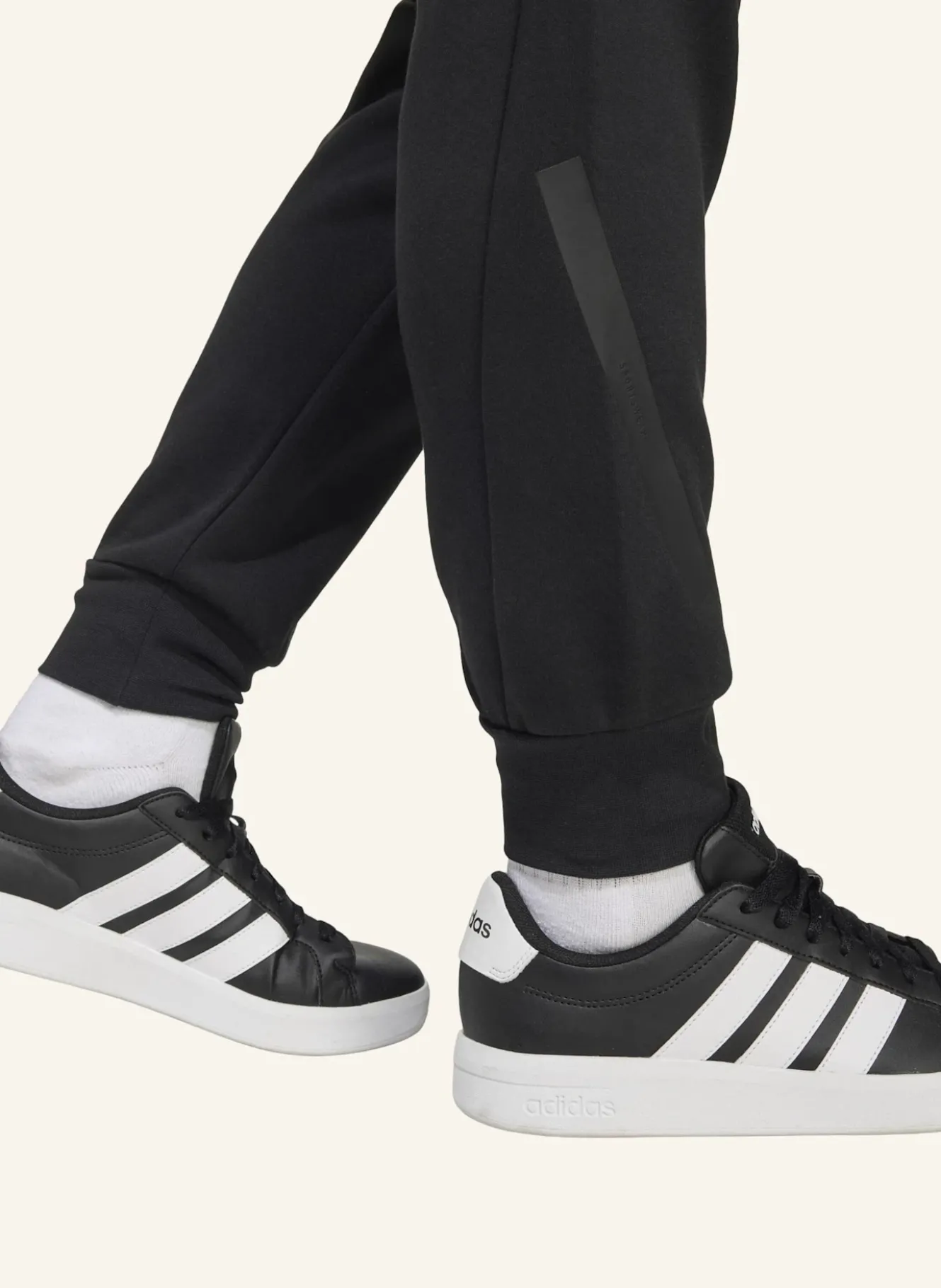 ADIDAS Z.N.E. HOSE MIT SCHMAL ZULAUFENDER BEINFORM