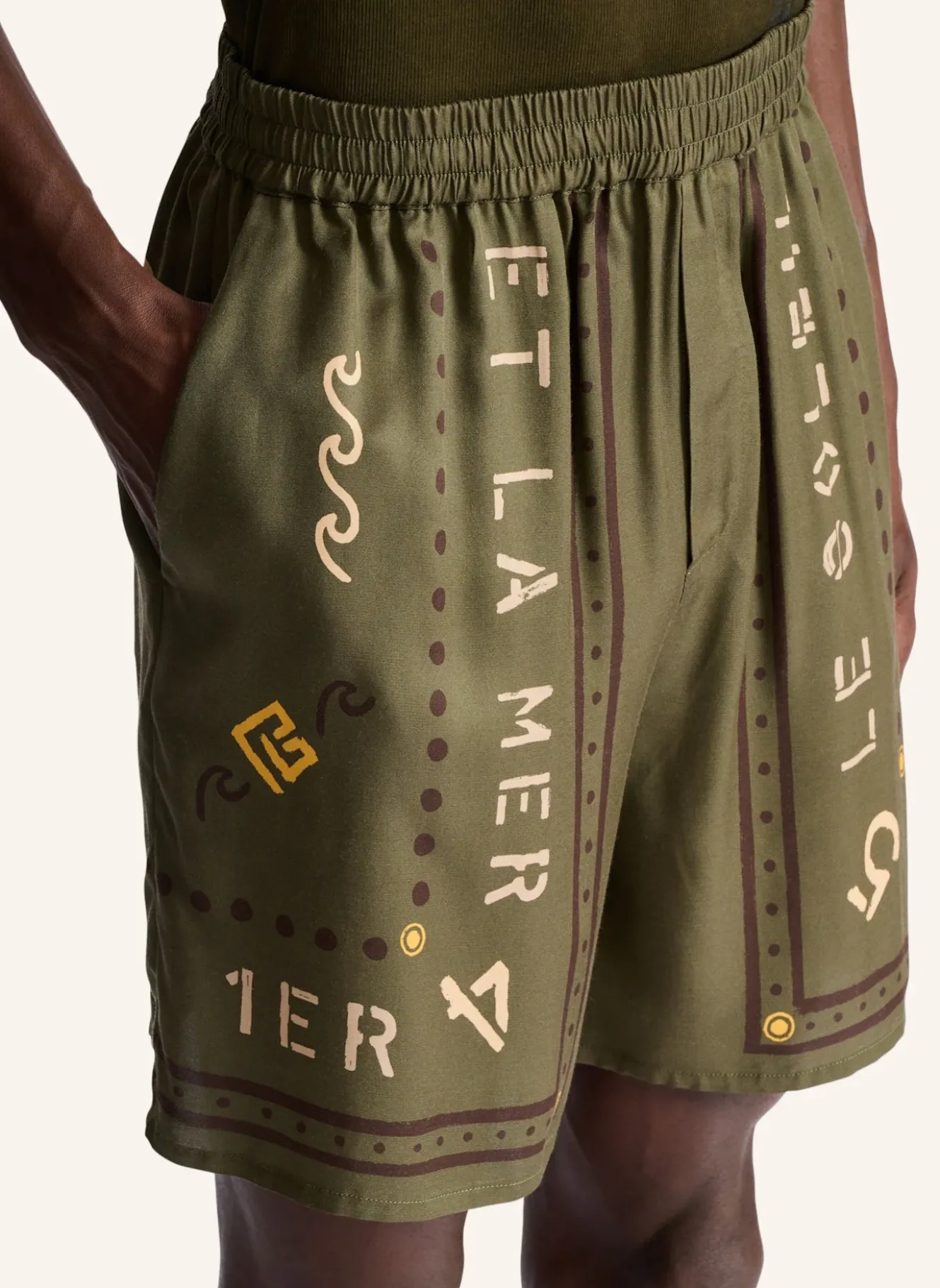 Bermuda mit Balmain Club-Print