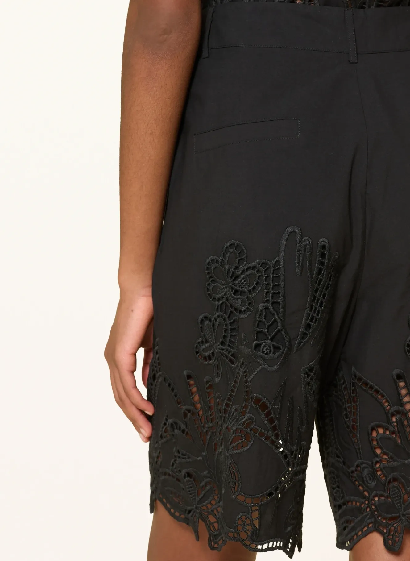 Bermudas mit Lochspitze