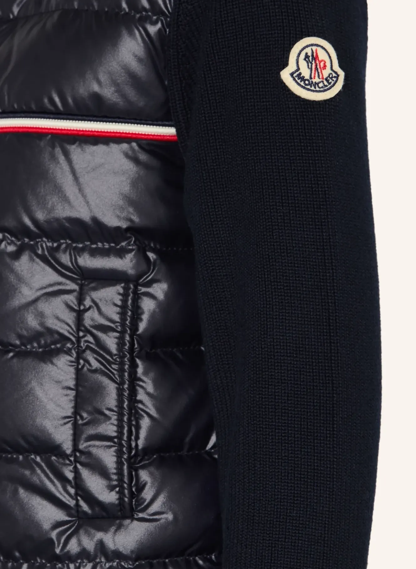 Daunenjacke im Materialmix