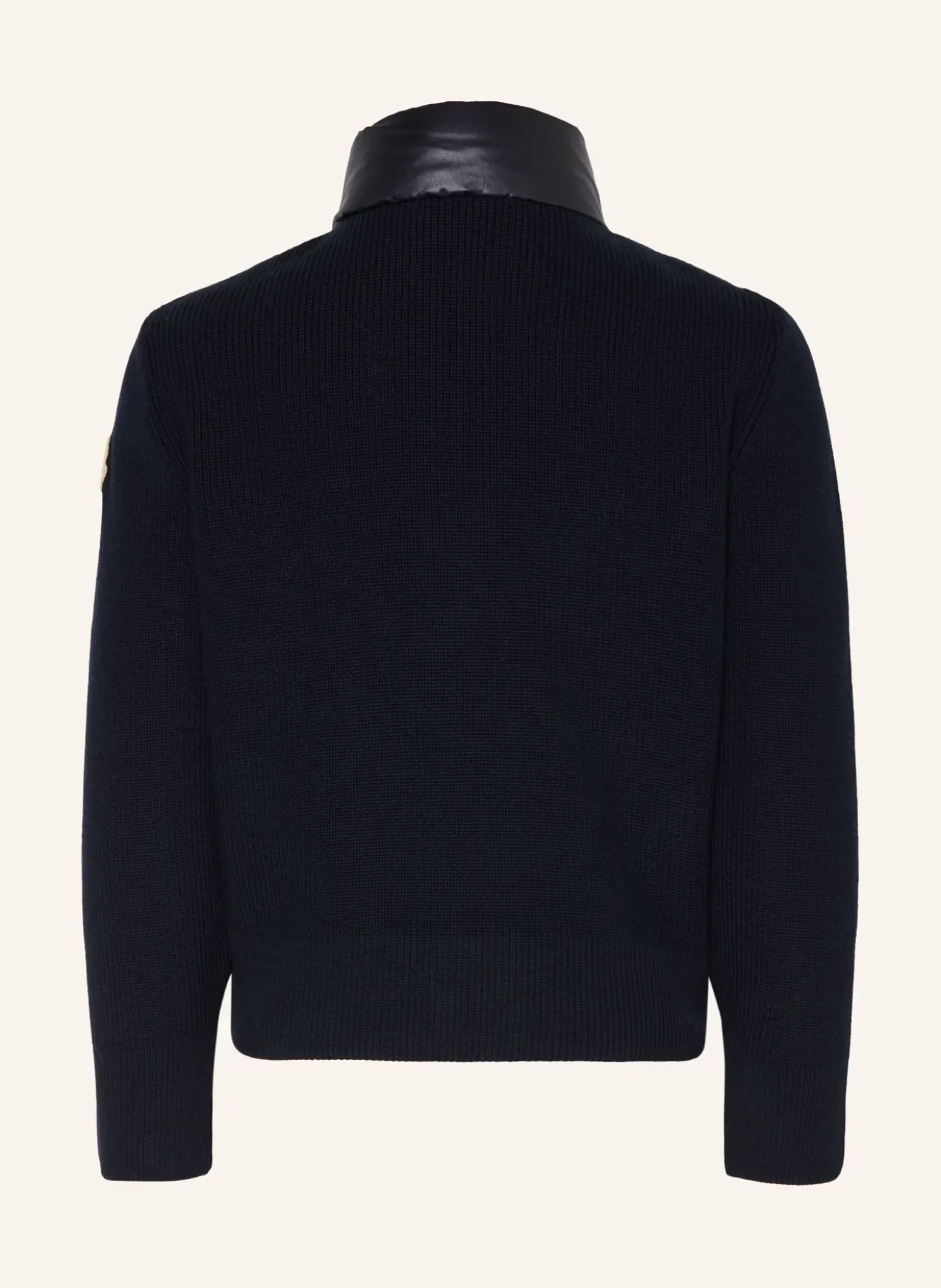 Daunenjacke im Materialmix