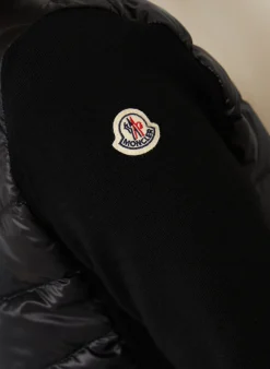 Daunenjacke im Materialmix