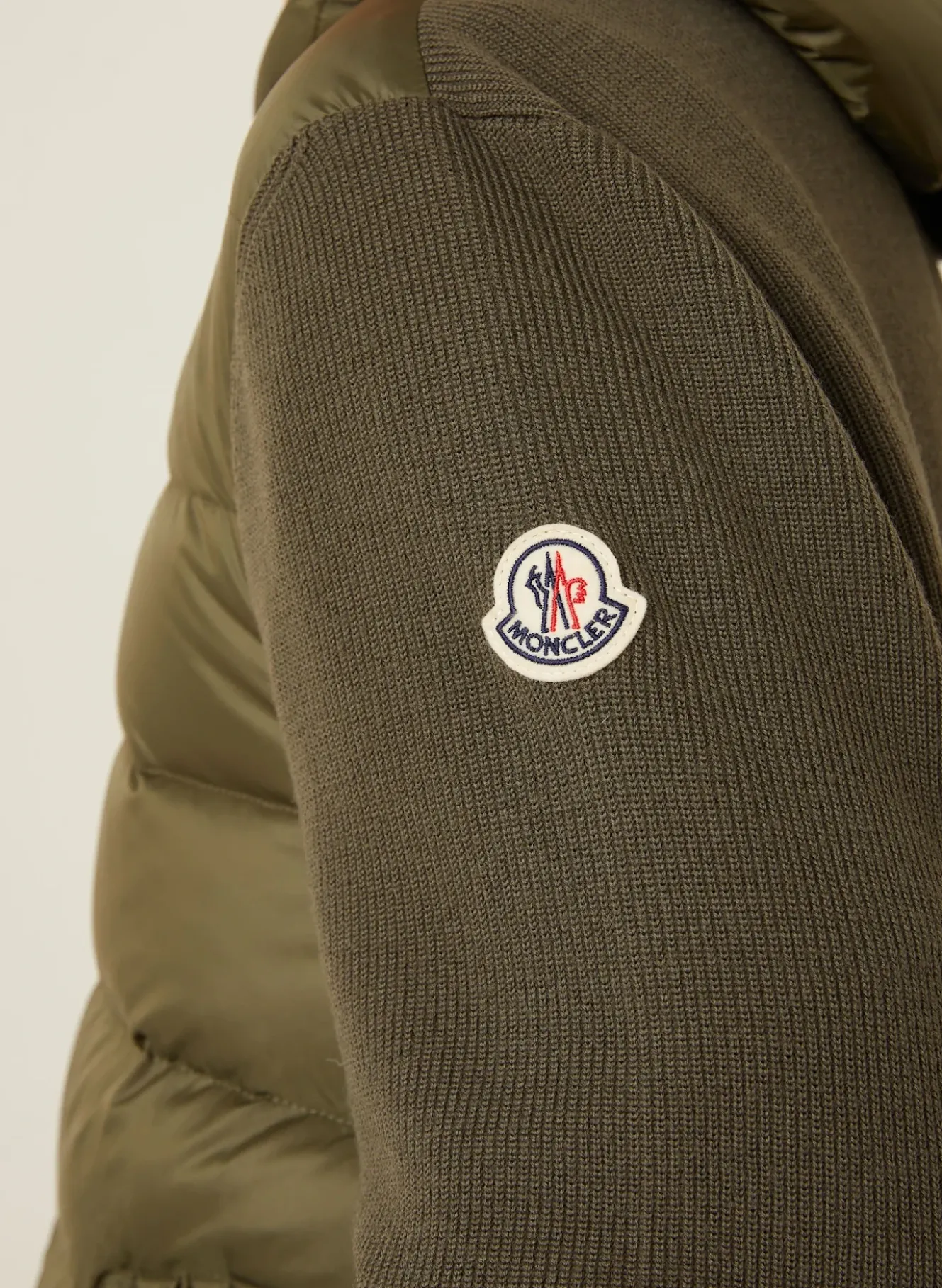 Daunenjacke im Materialmix