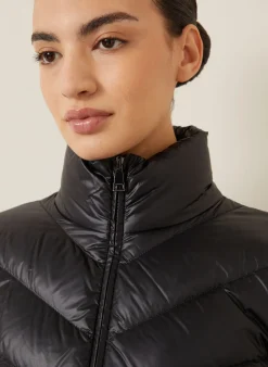 Daunenjacke im Materialmix