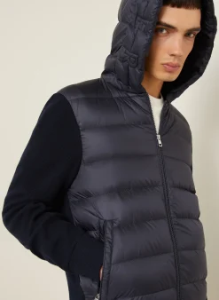 Daunenjacke im Materialmix
