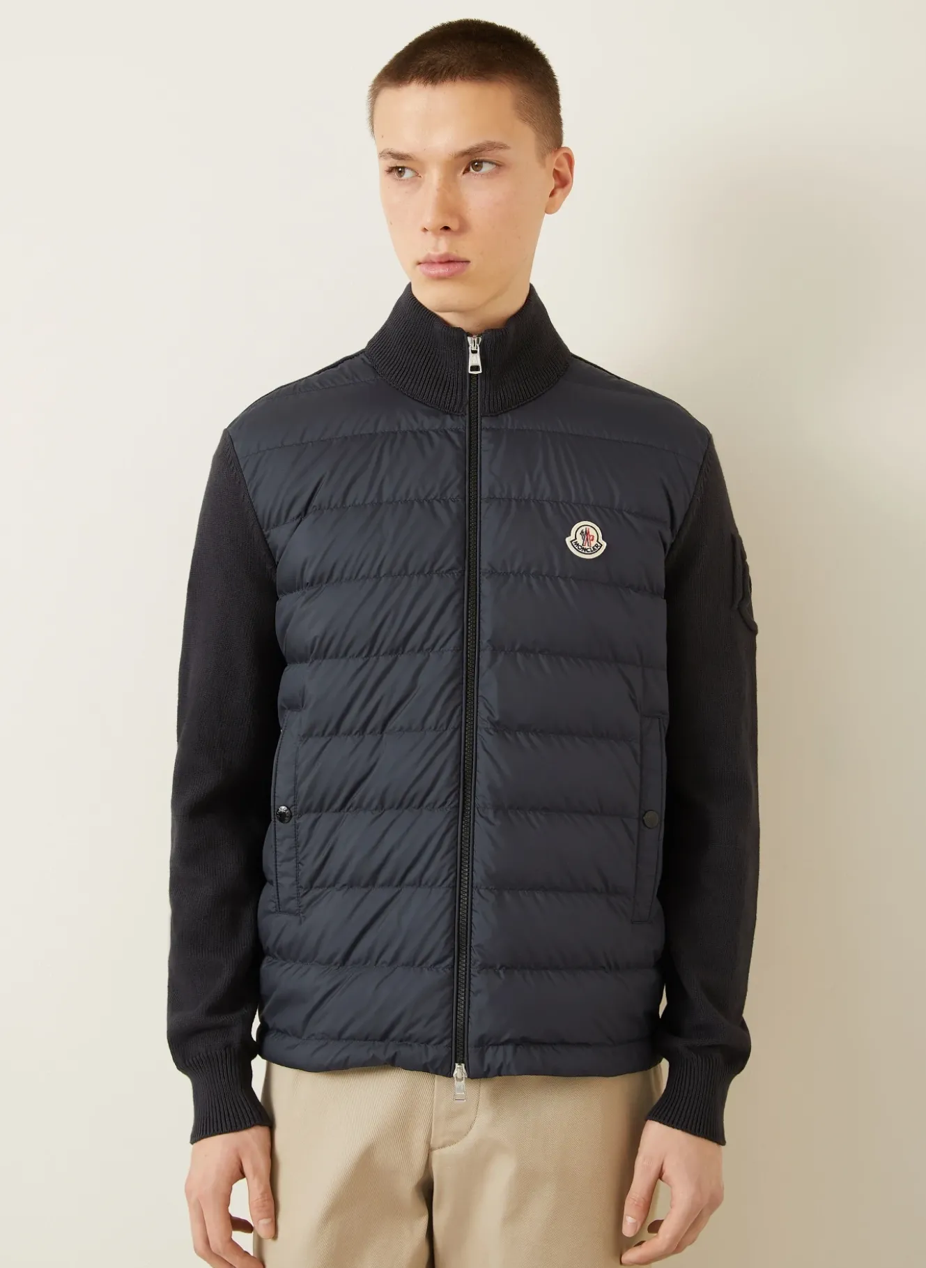 Daunenjacke im Materialmix