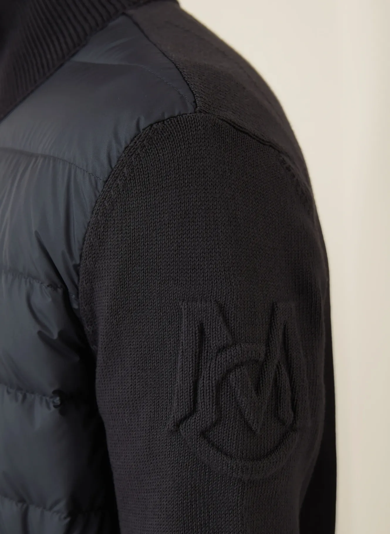 Daunenjacke im Materialmix