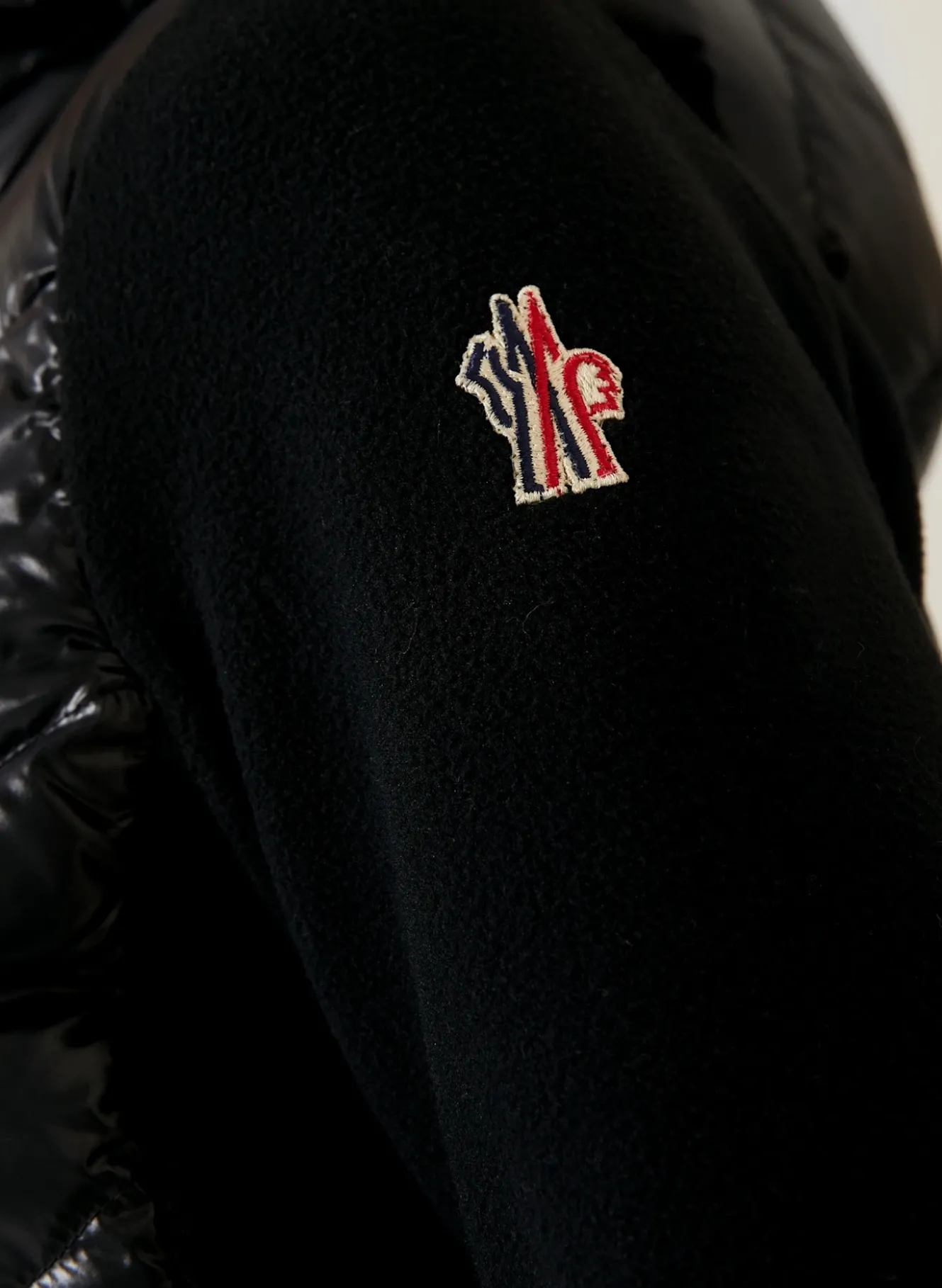 Daunenjacke im Materialmix