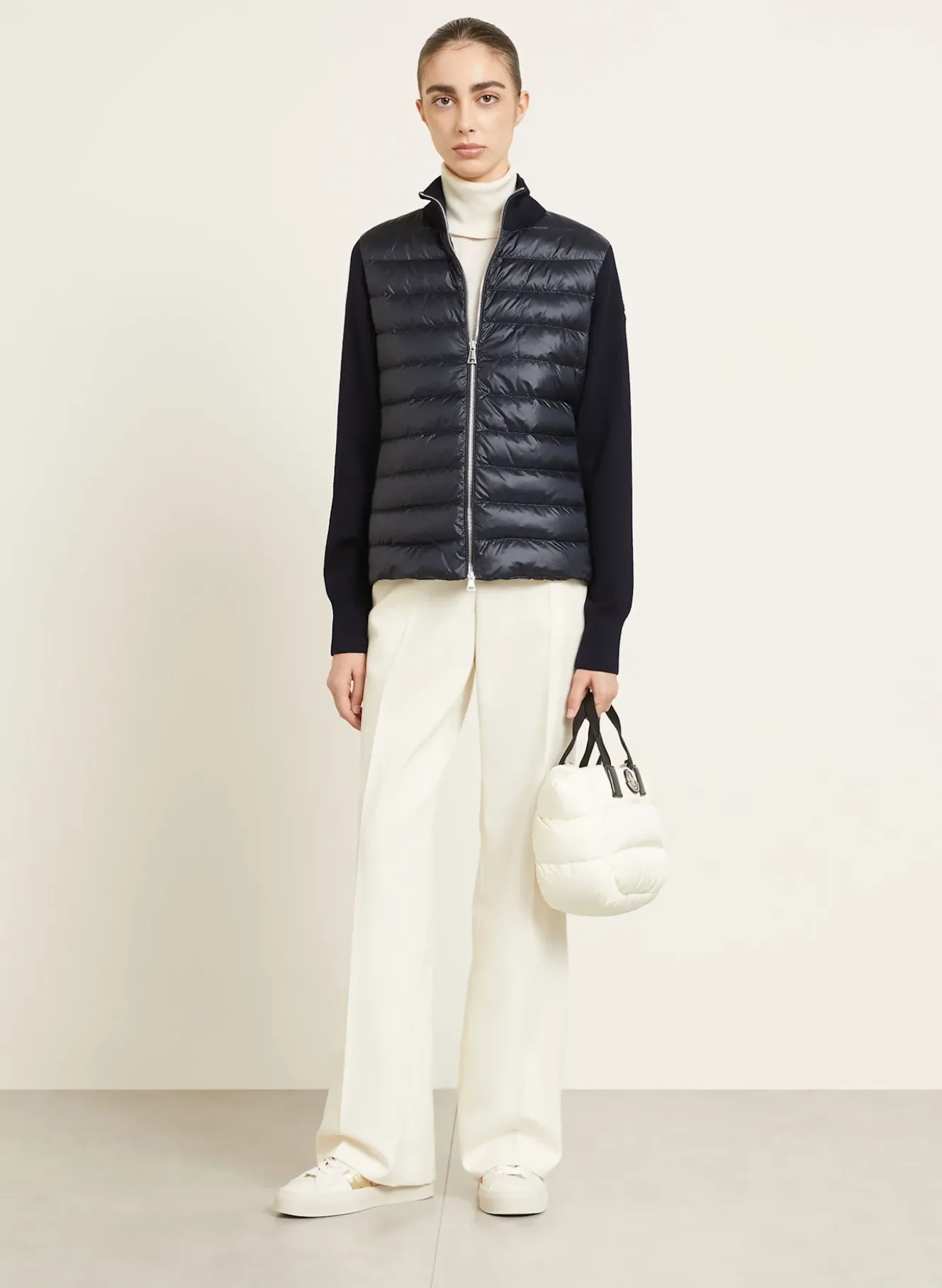 Daunenjacke im Materialmix