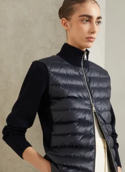 Daunenjacke im Materialmix