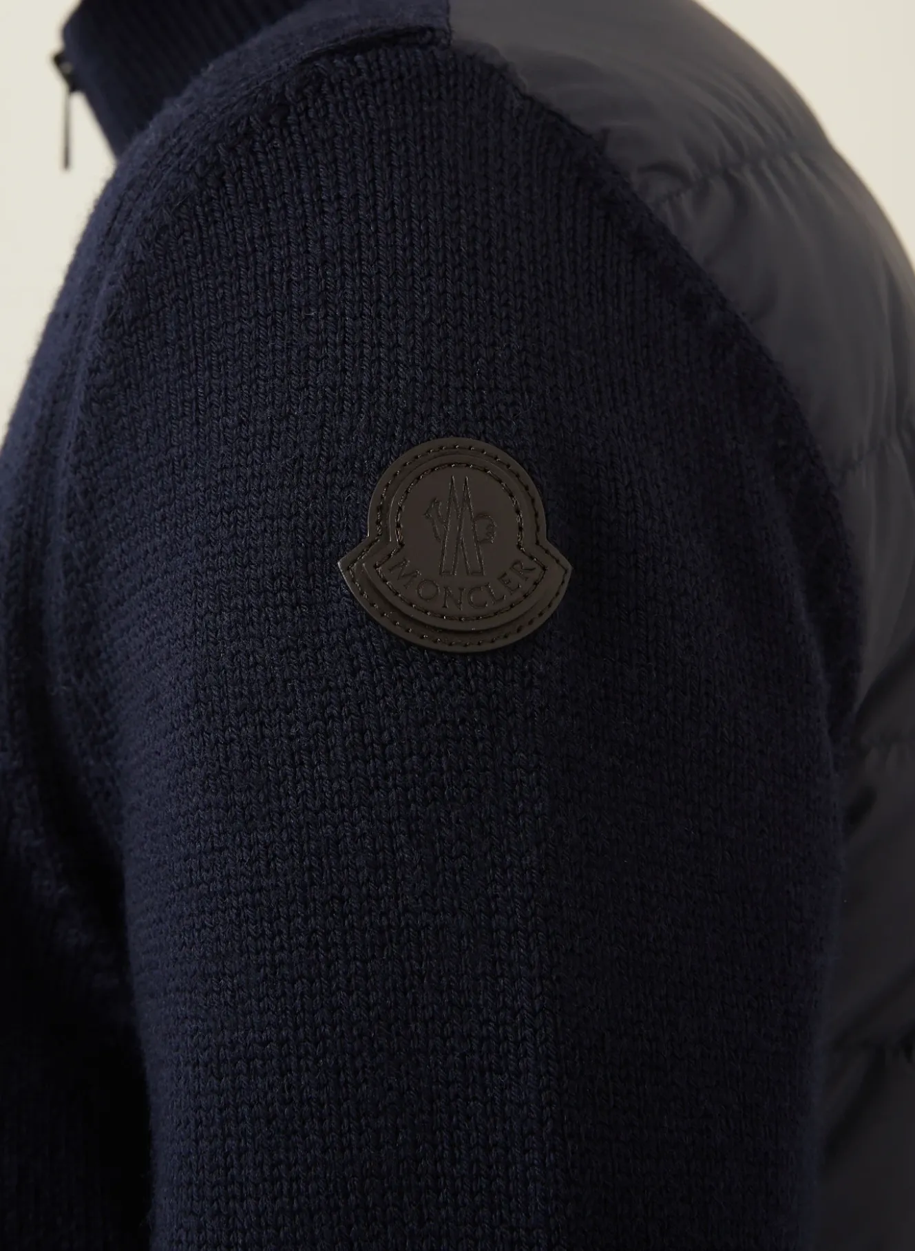 Daunenjacke im Materialmix