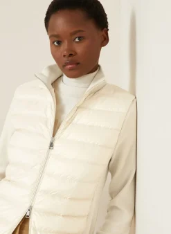 Daunenjacke im Materialmix