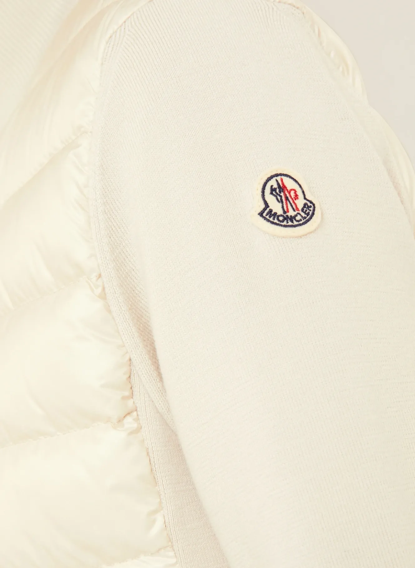 Daunenjacke im Materialmix