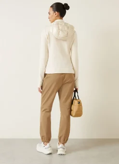 Daunenjacke im Materialmix