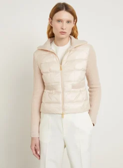 Daunenjacke im Materialmix