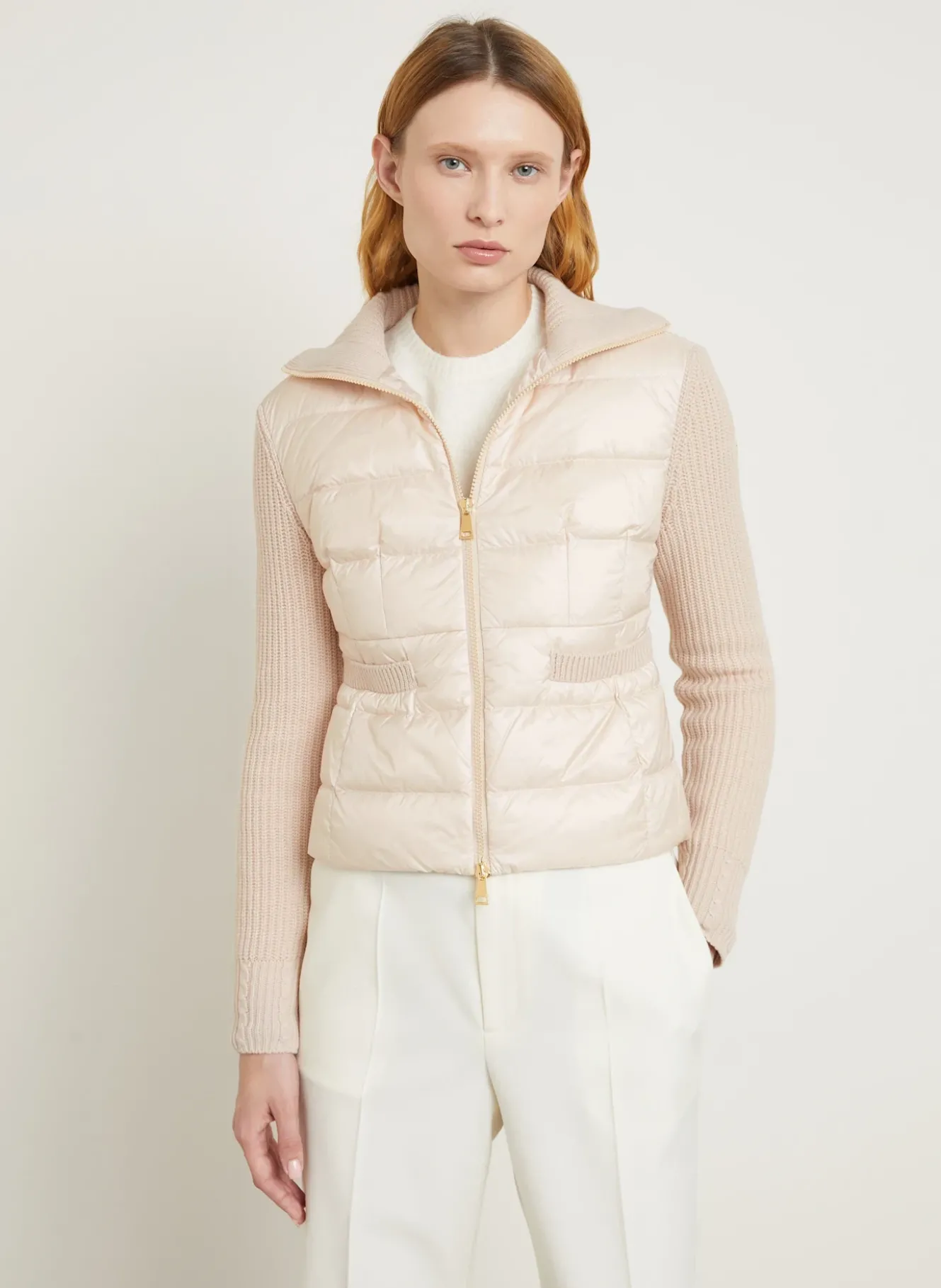 Daunenjacke im Materialmix