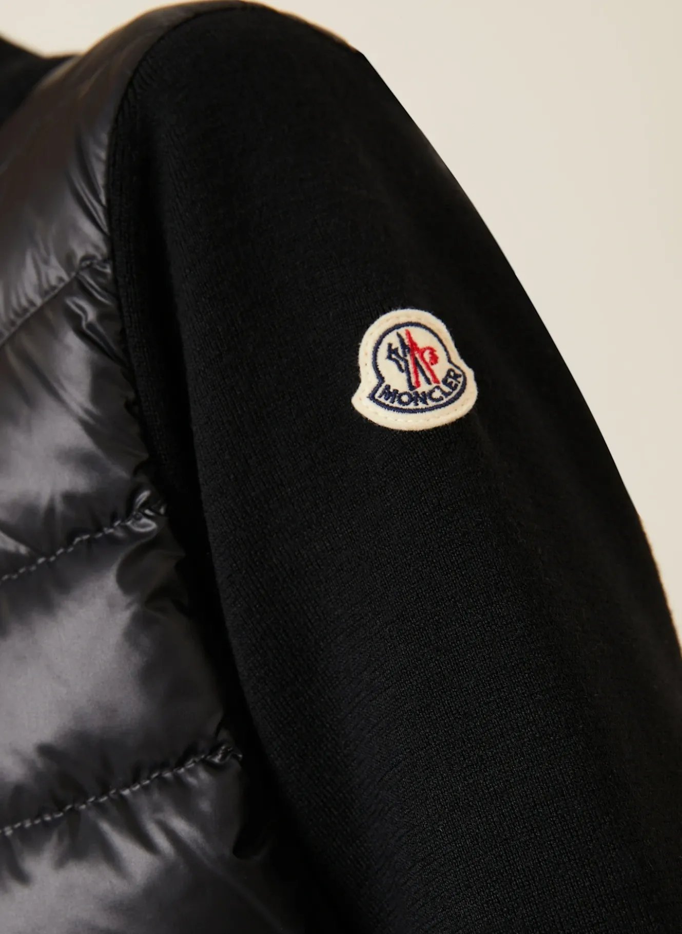 Daunenjacke im Materialmix