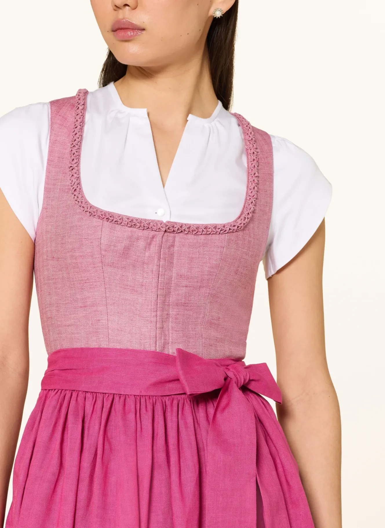Dirndl im Materialmix