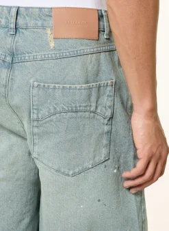 Jeansshorts mit Nieten