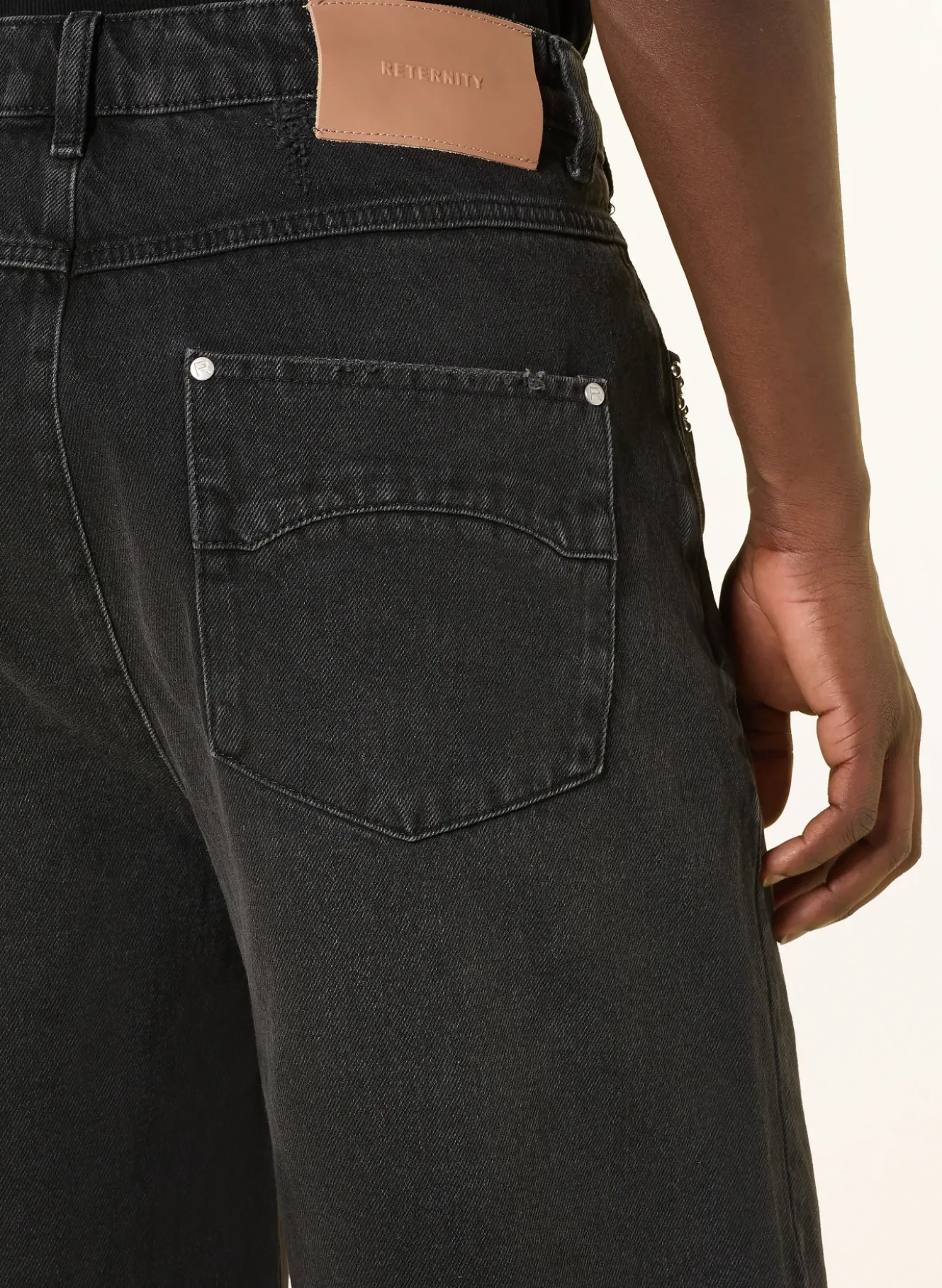 Jeansshorts mit Nieten