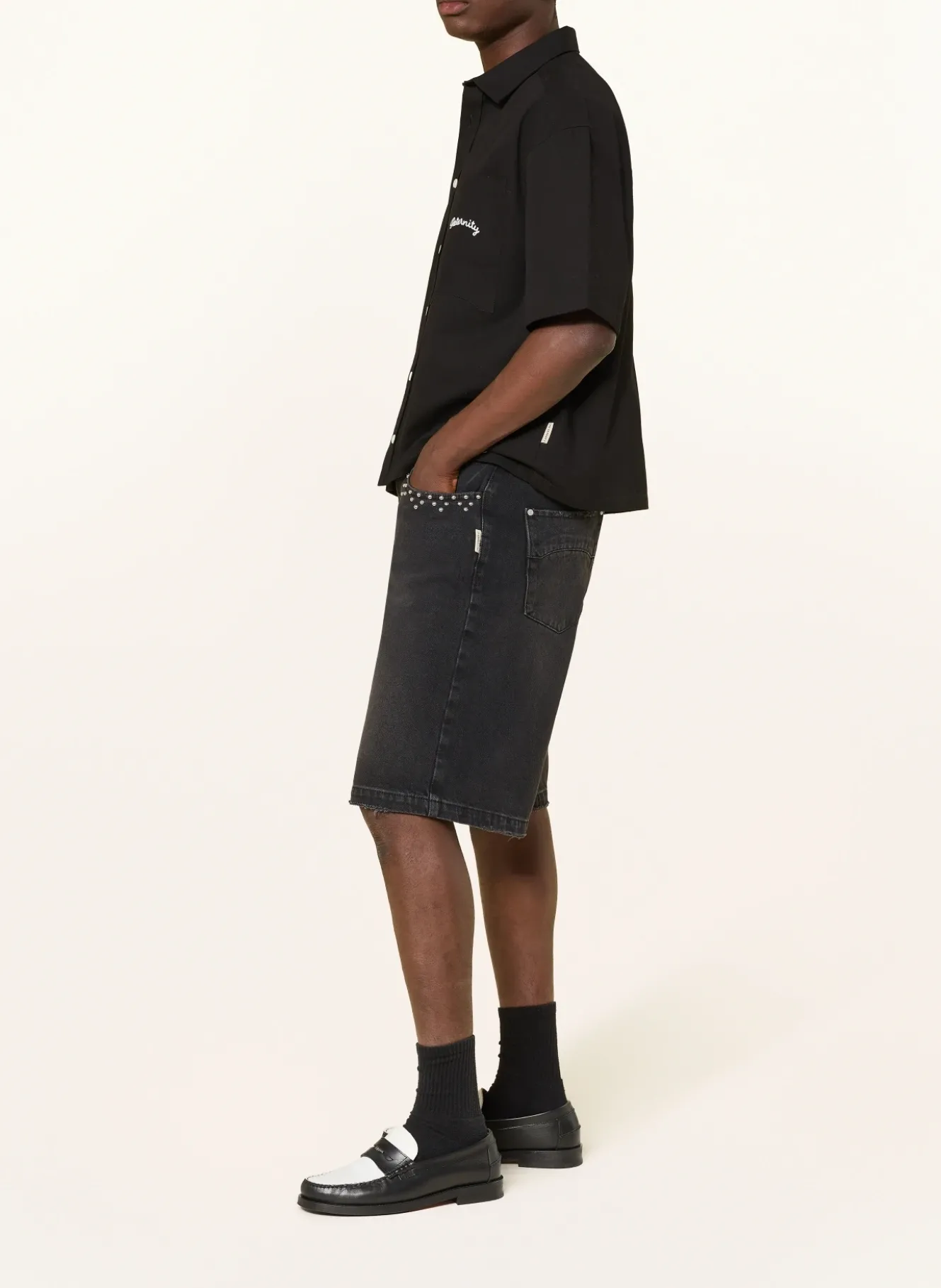 Jeansshorts mit Nieten