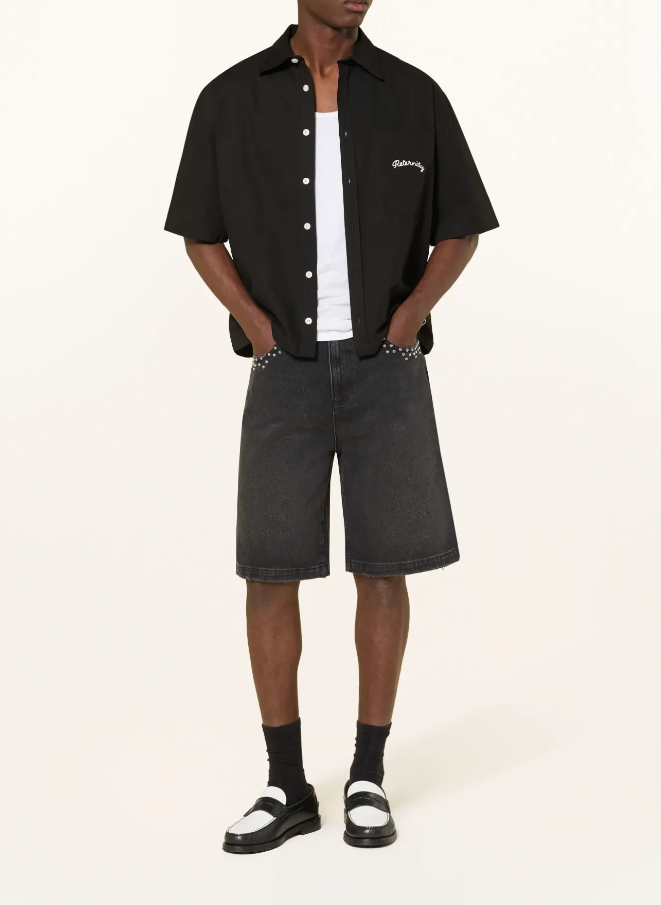 Jeansshorts mit Nieten