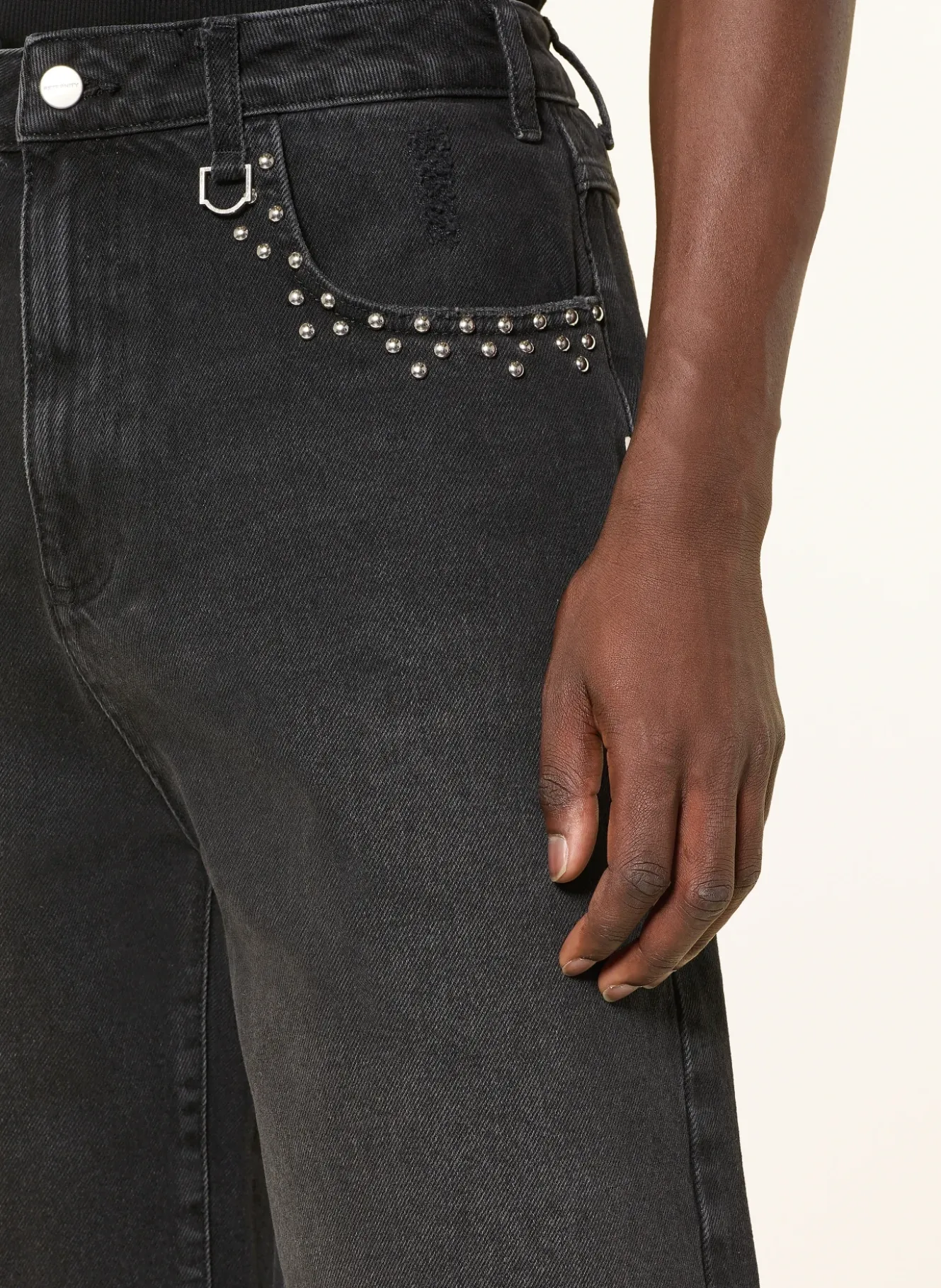 Jeansshorts mit Nieten