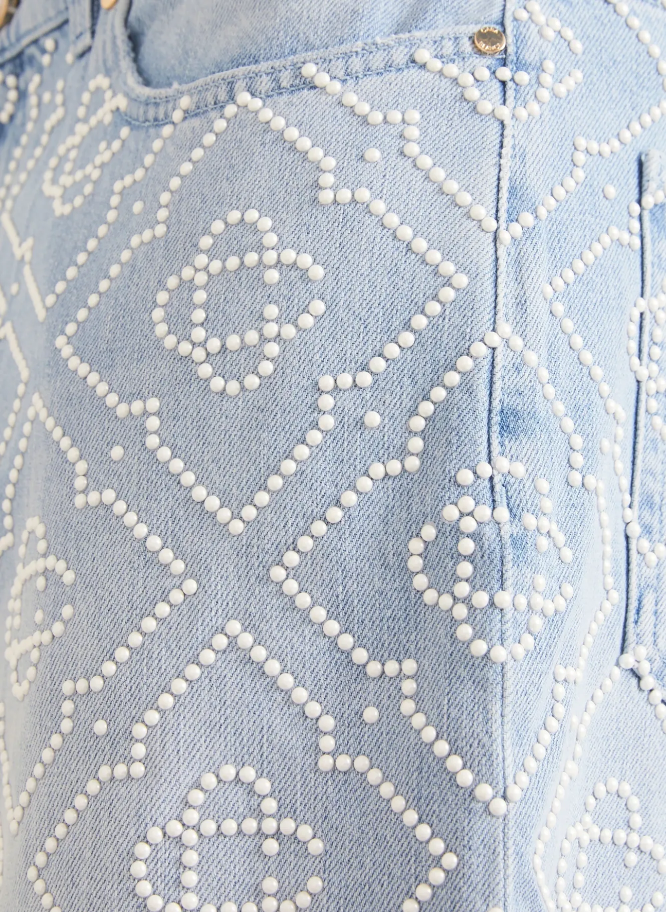 Jeansshorts mit Schmuckperlen