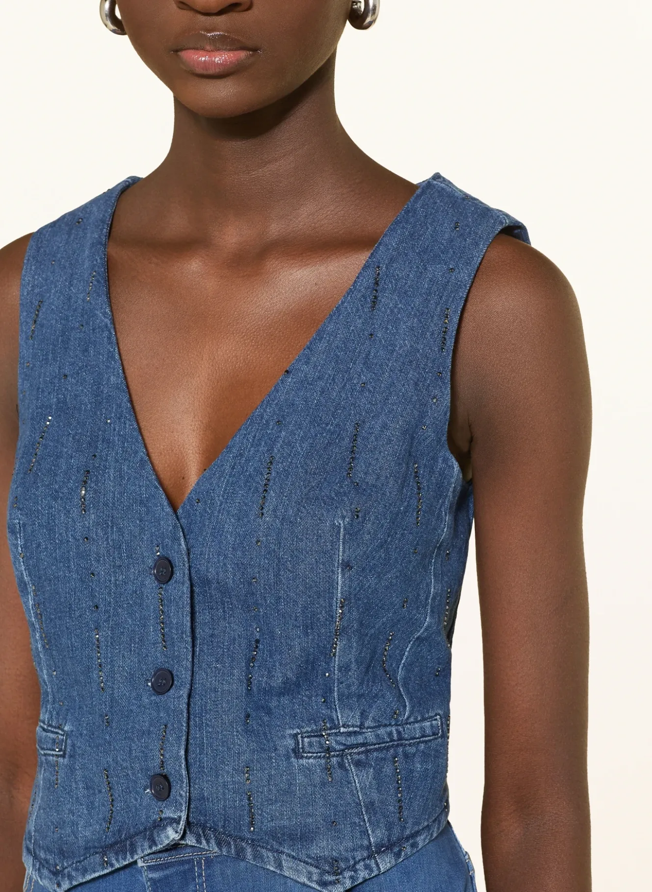 Jeansweste mit Schmucksteinen
