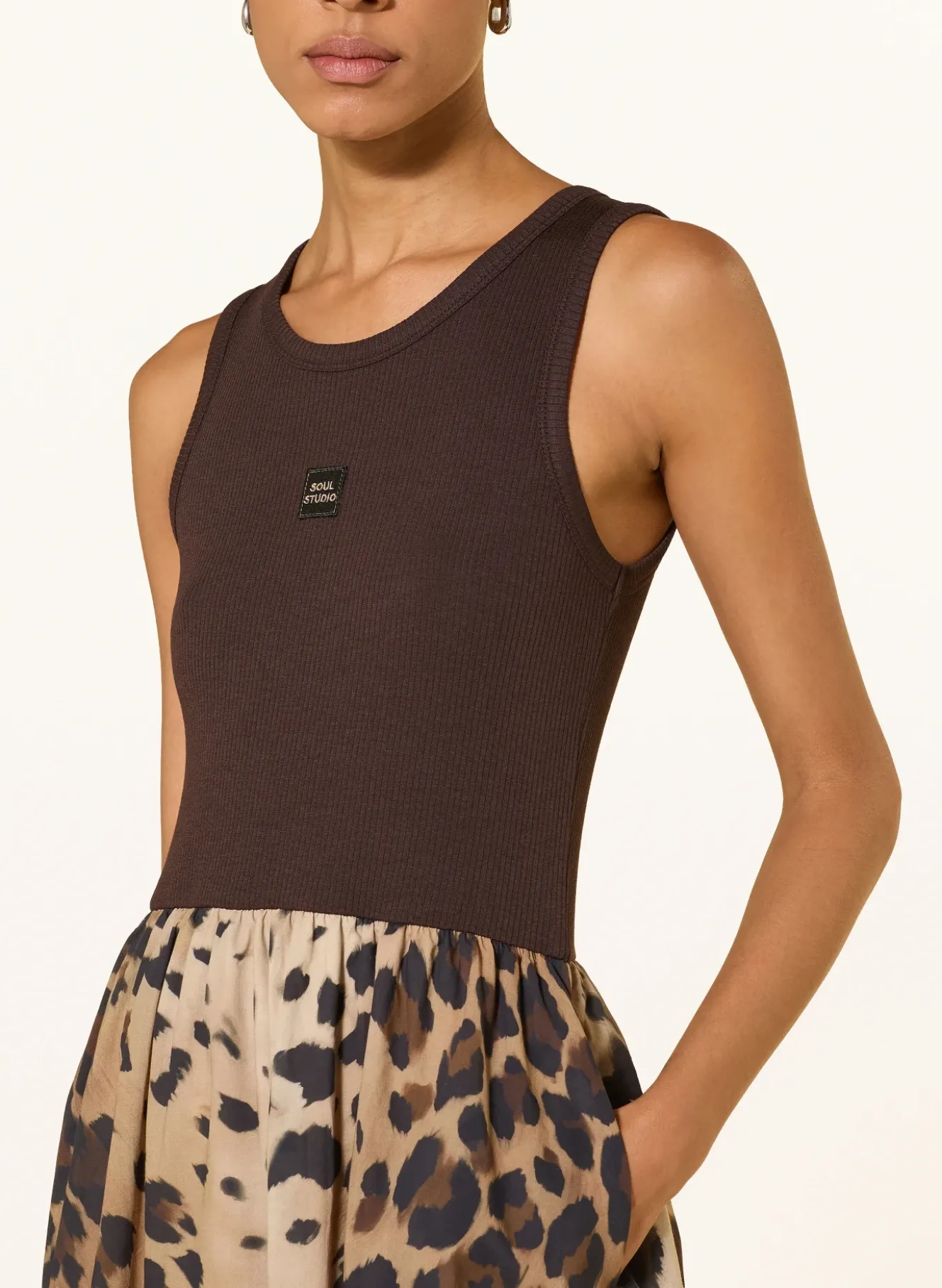 Kleid im Materialmix