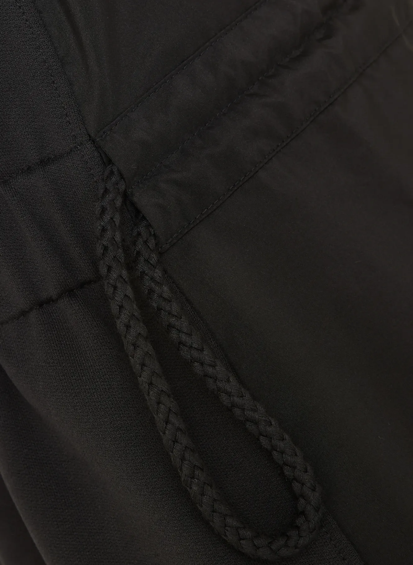 Kleid im Materialmix