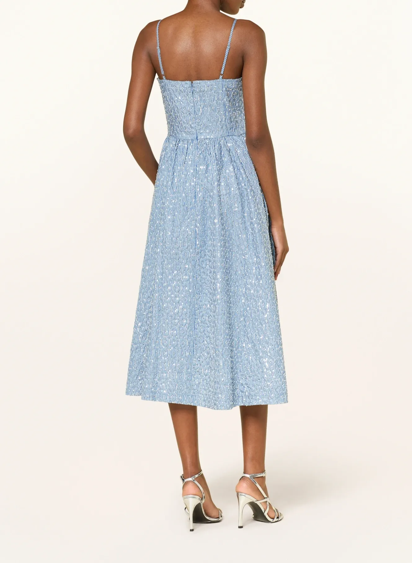 Kleid mit Pailletten und Schmuckperlen
