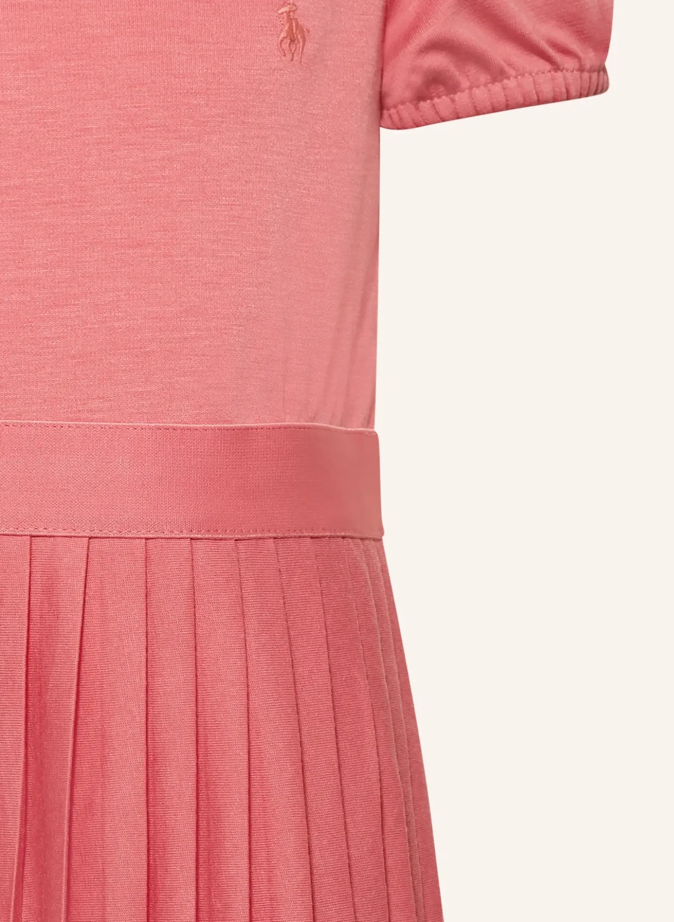 Kleid mit Plissees