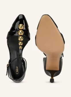 Lack-Pumps mit Nieten