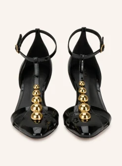 Lack-Pumps mit Nieten