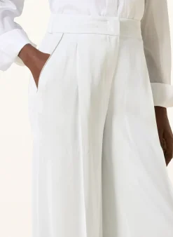 Marlenehose aus Satin und mit Schmucksteinen