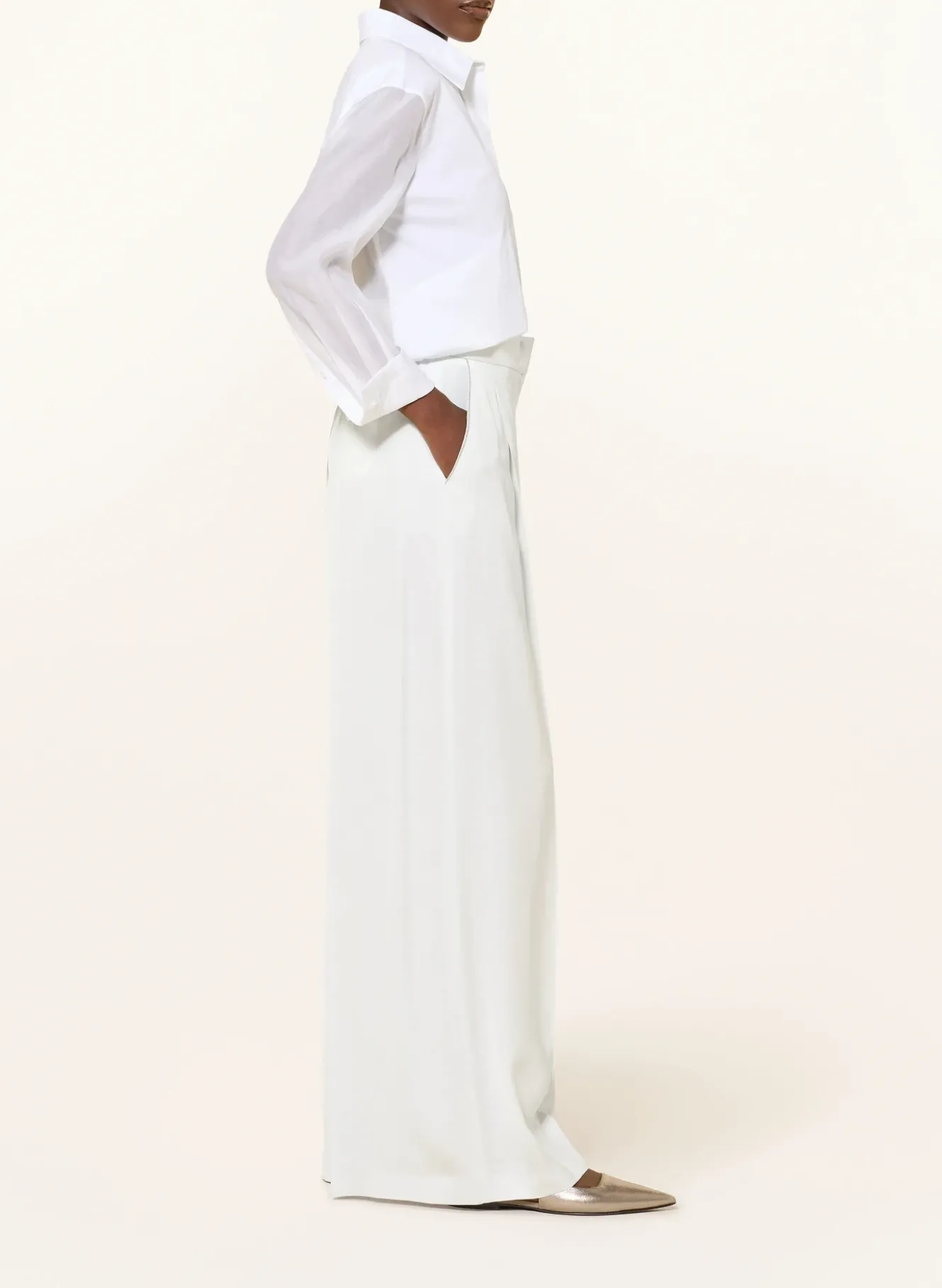 Marlenehose aus Satin und mit Schmucksteinen