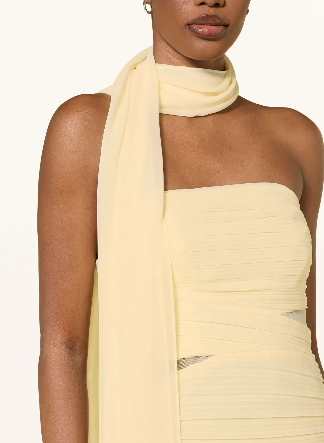 Off-Shoulder-Kleid mit abnehmbarem Schal und Plissees