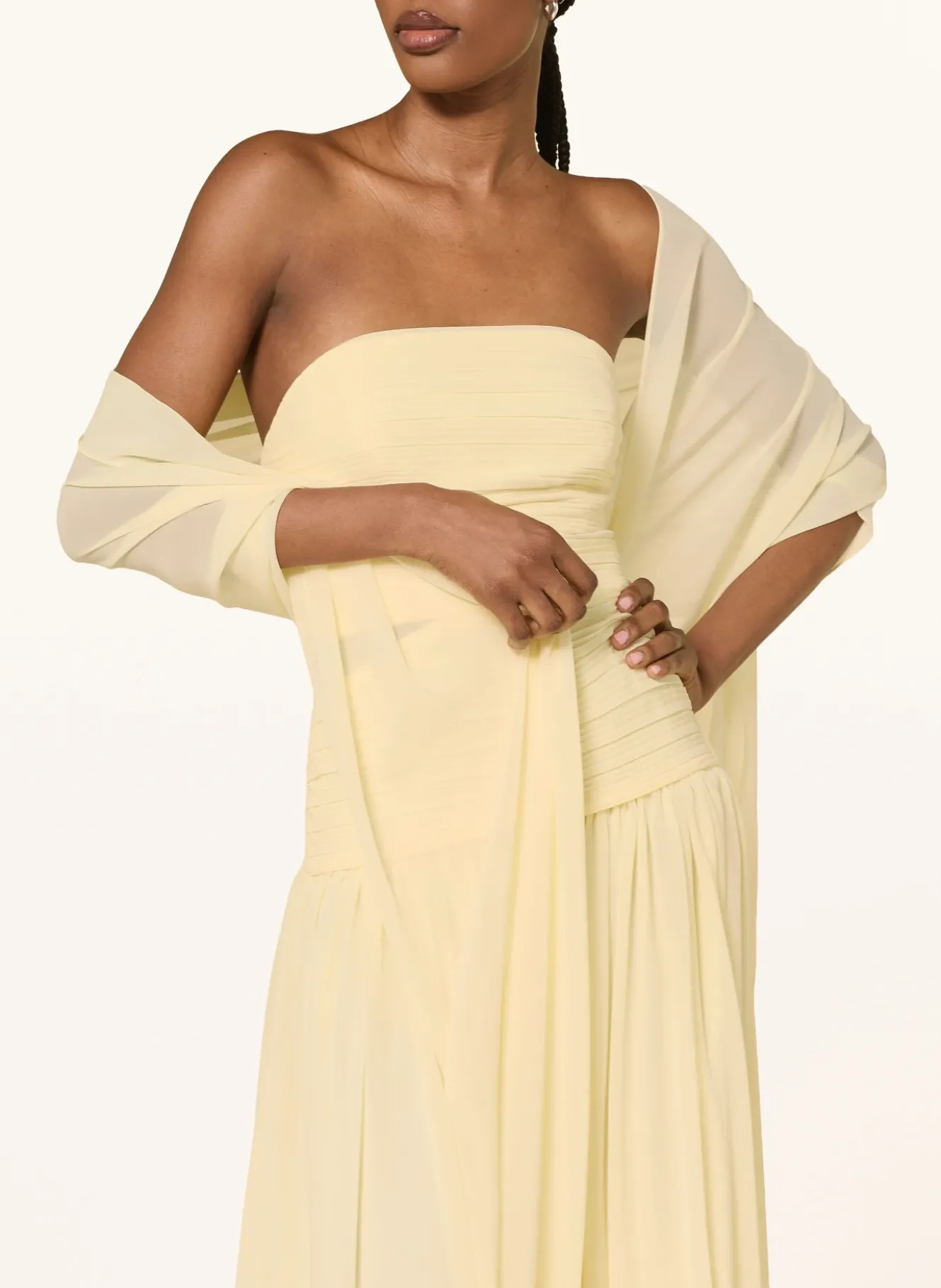 Off-Shoulder-Kleid mit abnehmbarem Schal und Plissees