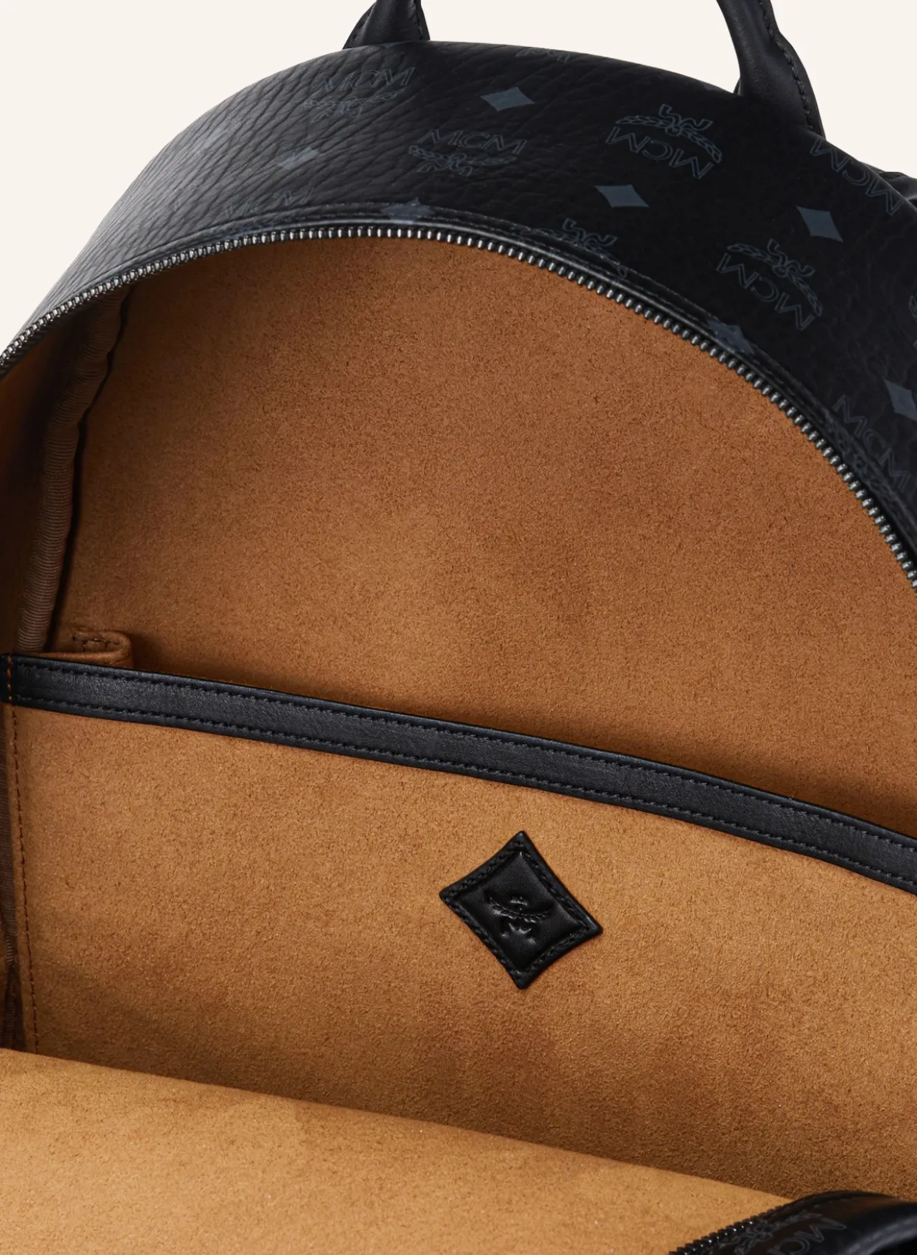 Rucksack STARK VI mit Nieten