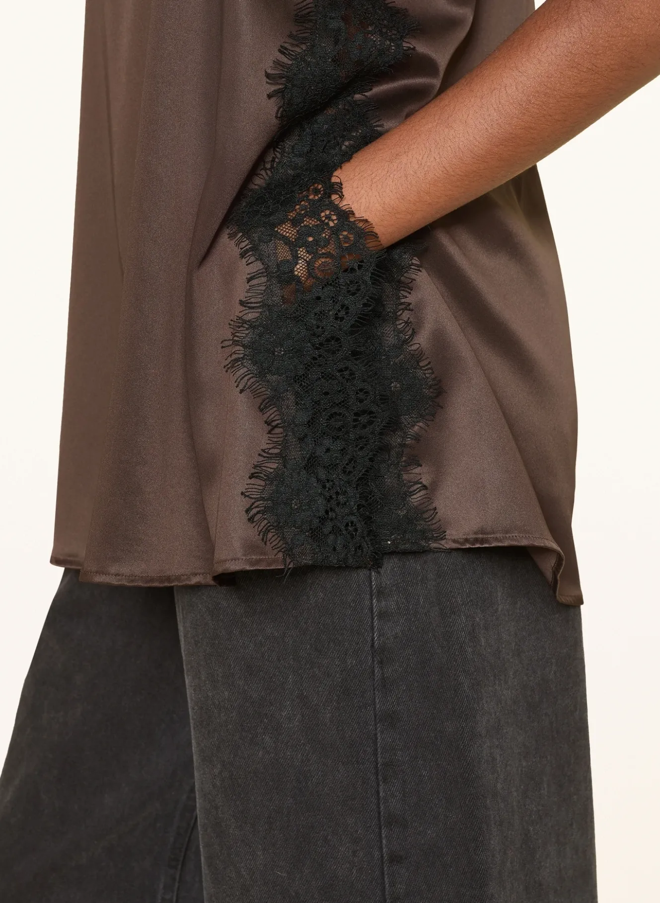 Satintop mit Spitze