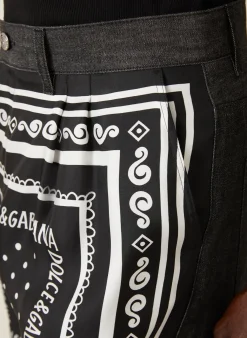 Shorts im Materialmix