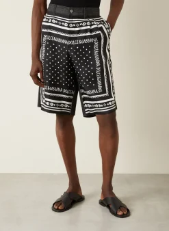 Shorts im Materialmix