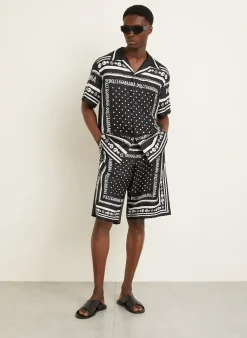 Shorts im Materialmix
