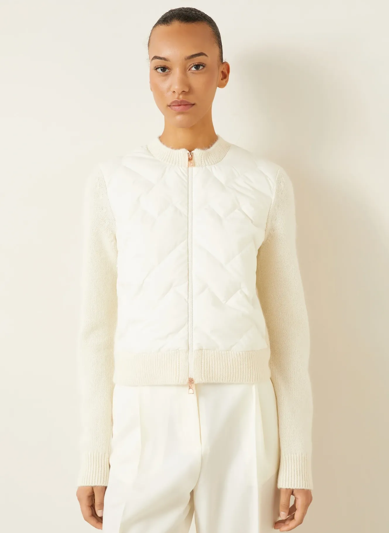 Strickjacke im Materialmix