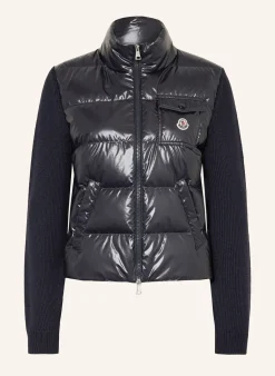 Strickjacke im Materialmix
