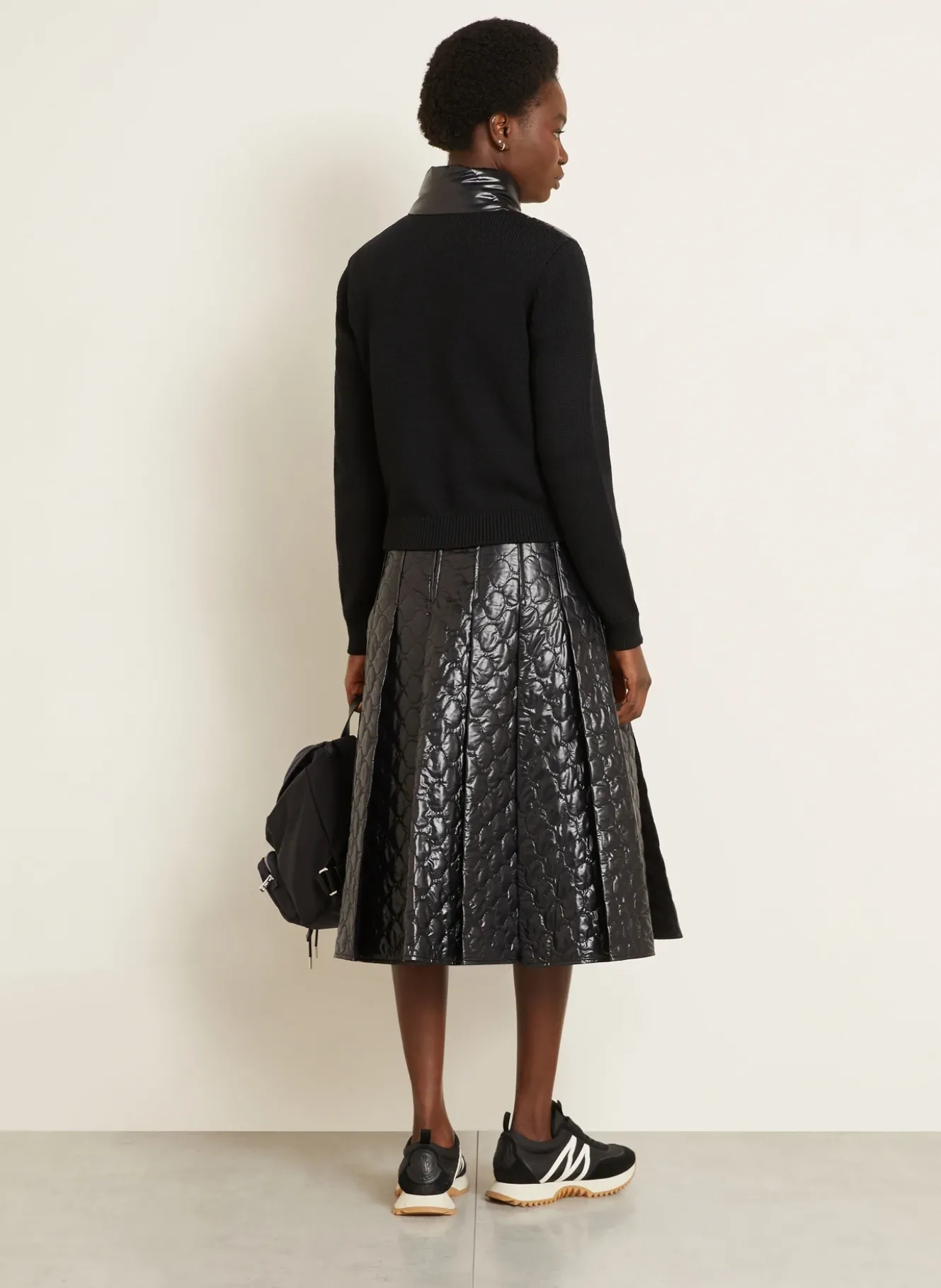 Strickjacke im Materialmix